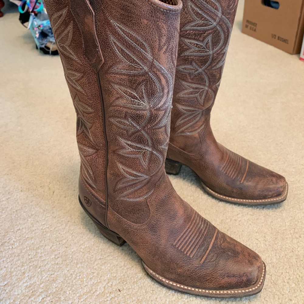 SOLD DO NOT BUY Ariat Boots